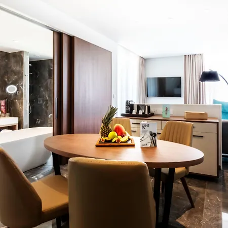 Radisson Blu Hotel, Szálloda 5*