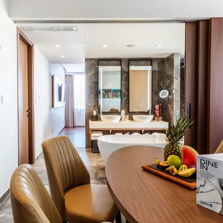 Radisson Blu Hotel, ホテル